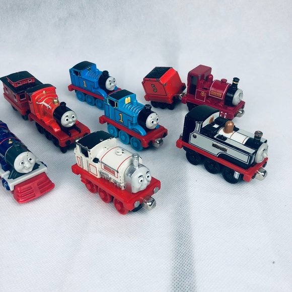 Thomas and Friends Take N Play Along Diecast Magnetic 12 Train Engines and Cars - Picture 3 of 5